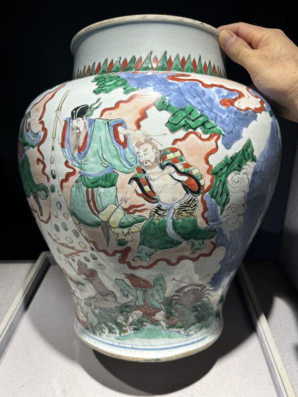 清康熙 青花五彩八仙闹海图大盖罐 - 图15