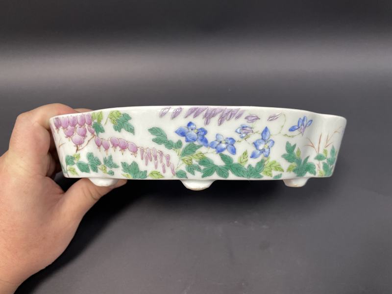 清光绪 粉彩紫藤花蝶图海棠形水仙盆一对 - 图5