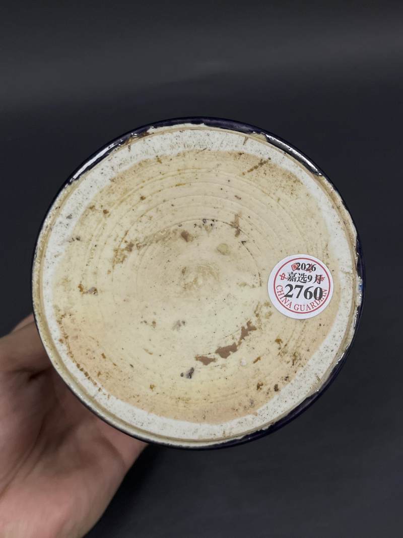 清康熙 茄皮紫釉暗刻杏林春燕图笔筒 - 图7