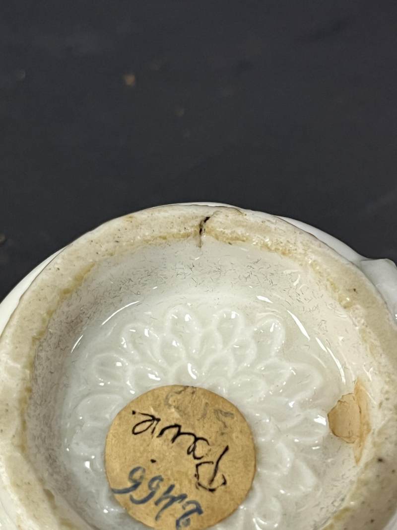 清 德化窑白釉梅花纹花口杯一对 - 图15