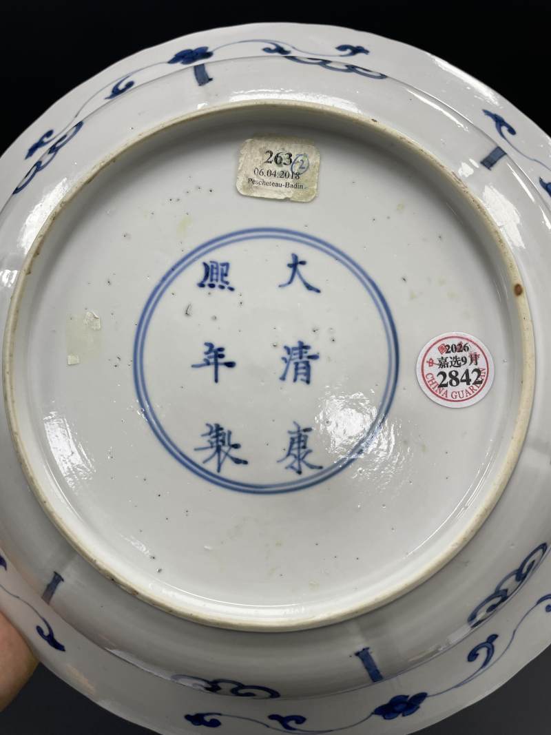 清康熙 青花刀马人物纹折沿大盘 - 图13