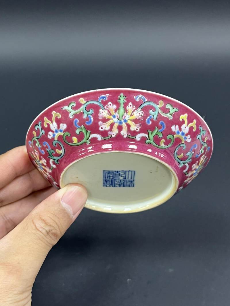 清乾隆 内矾红五蝠捧寿图外胭脂红地洋彩缠枝花卉纹小盘 - 图3