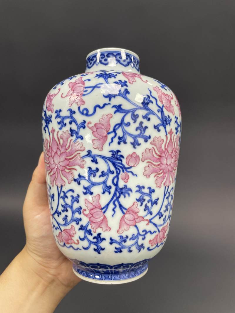 清中期 青花胭脂红缠枝莲纹灯笼瓶 - 图5