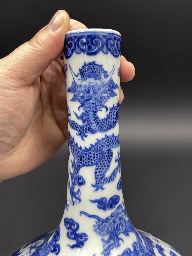清道光 青花九龙图荸荠瓶 - 图6