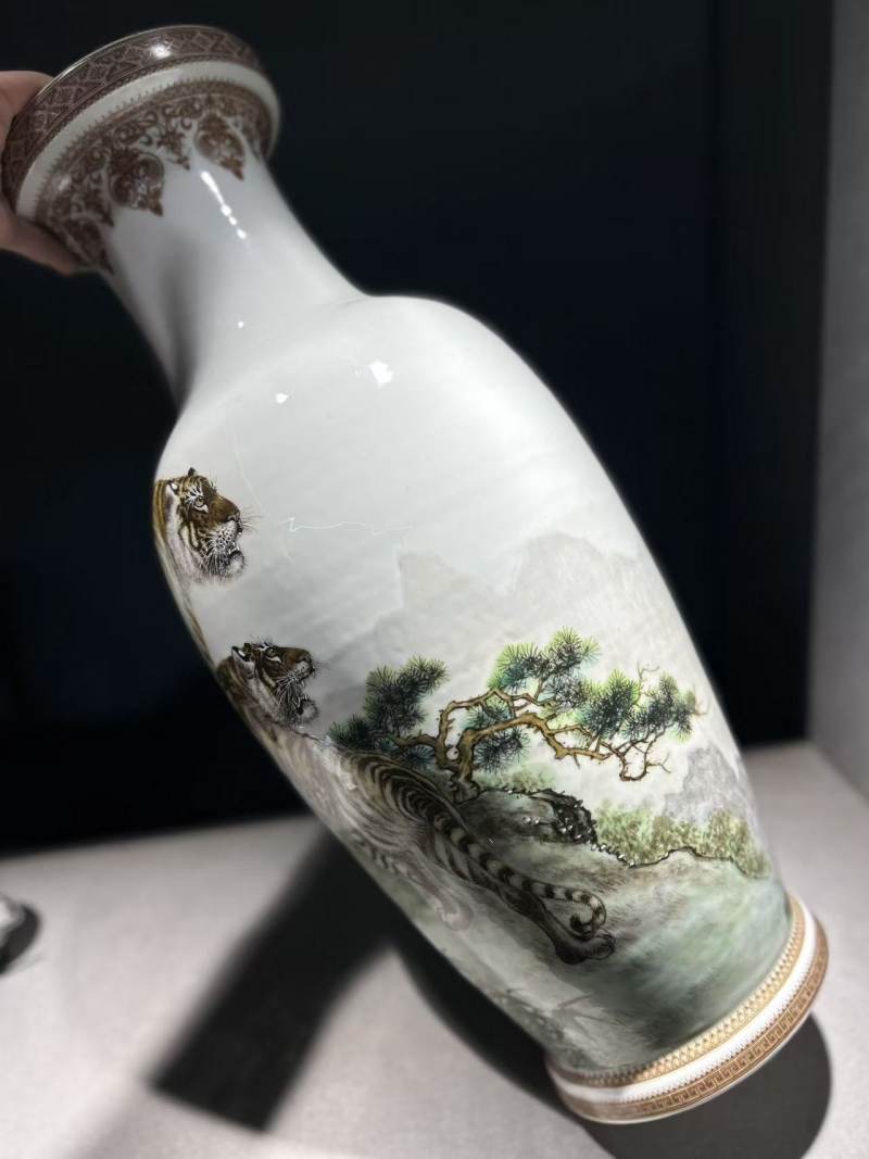 1960年代 毕渊明粉彩虎啸山林图瓶 - 图4
