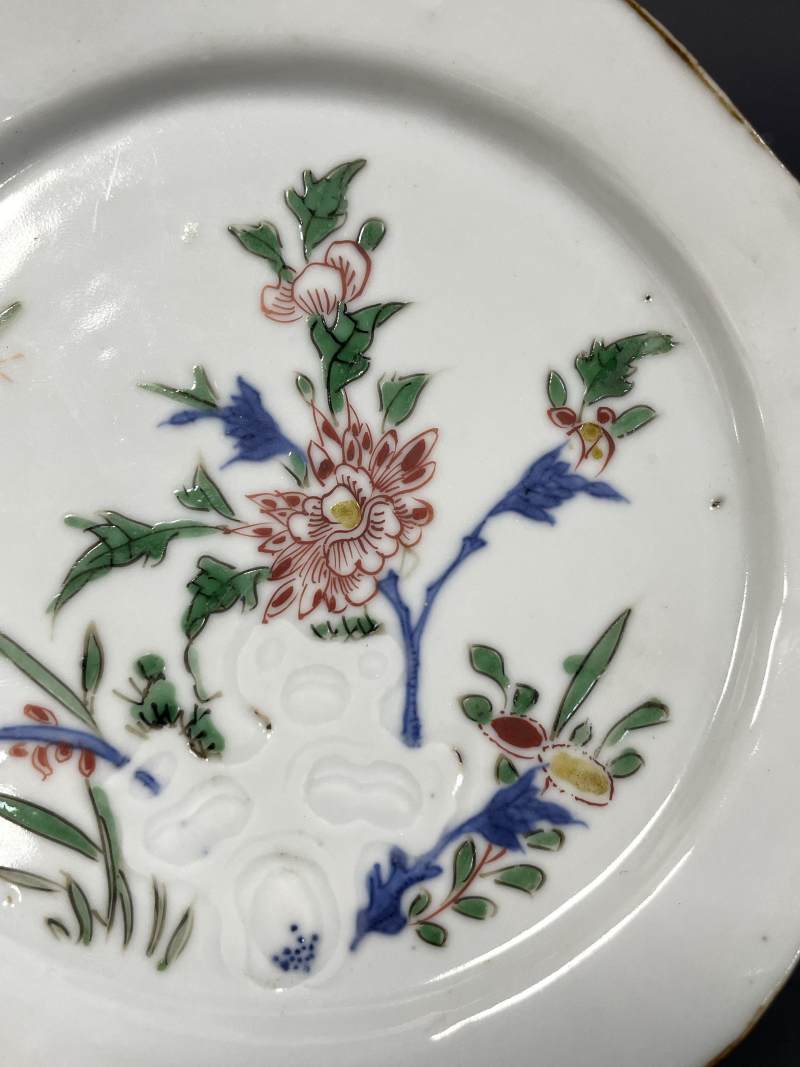 明天启 青花五彩洞石花卉纹盘一对 - 图5