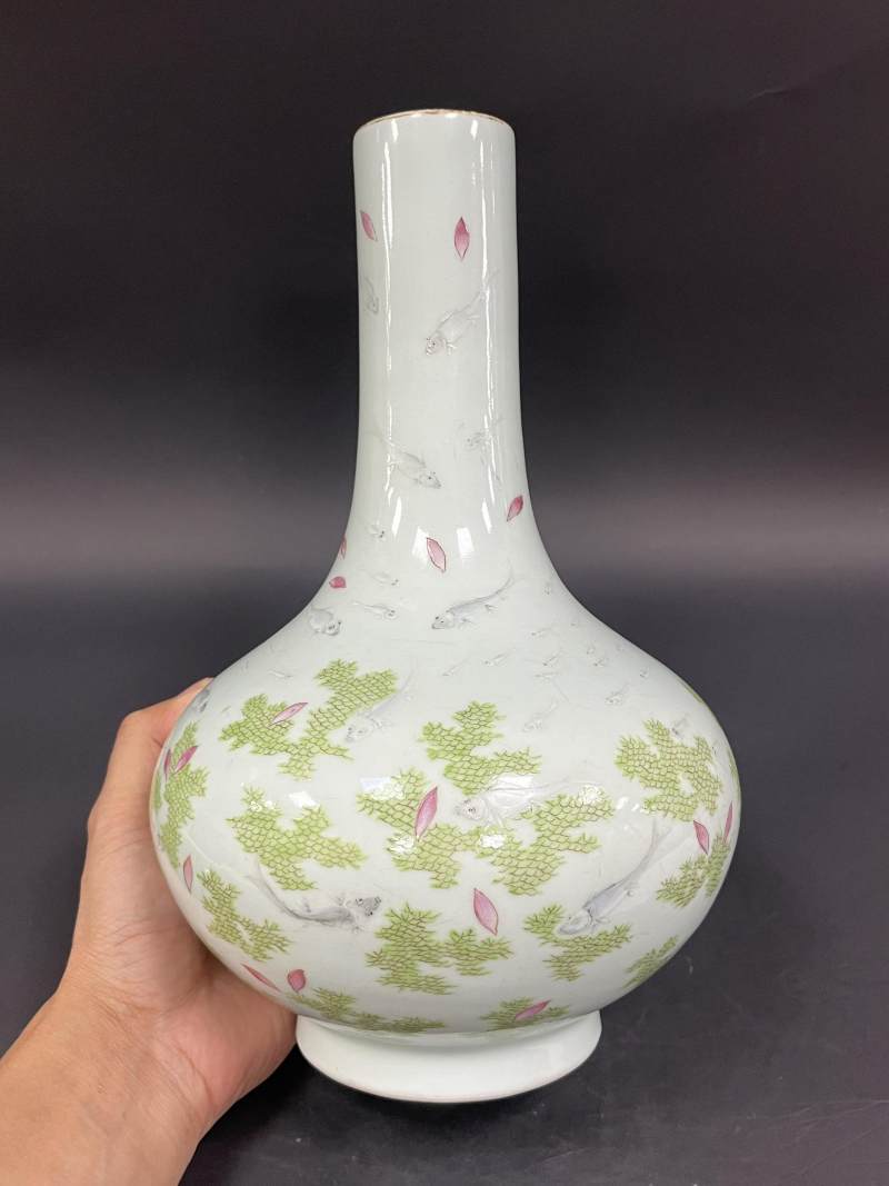 清道光 粉彩落花流水游鱼图瓶 - 图2