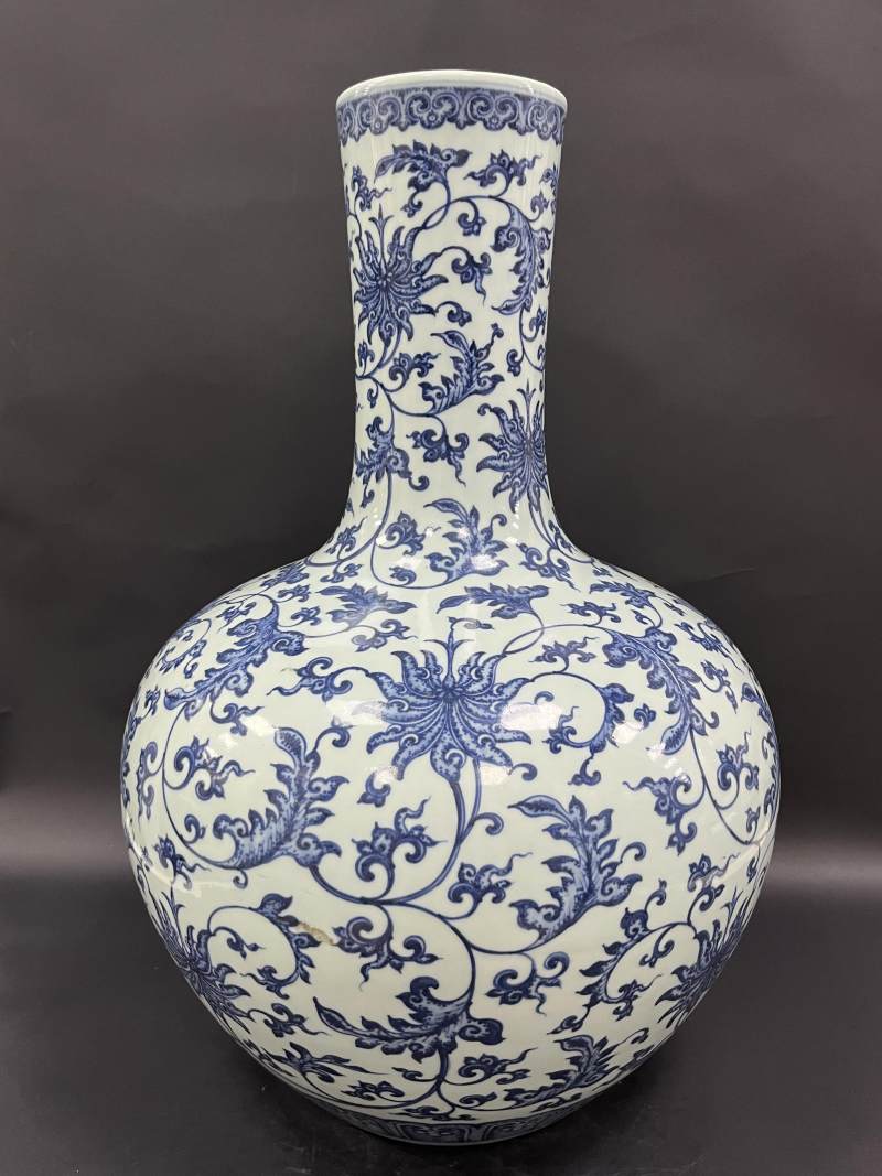 清中期 青花缠枝花卉纹天球瓶 - 图4
