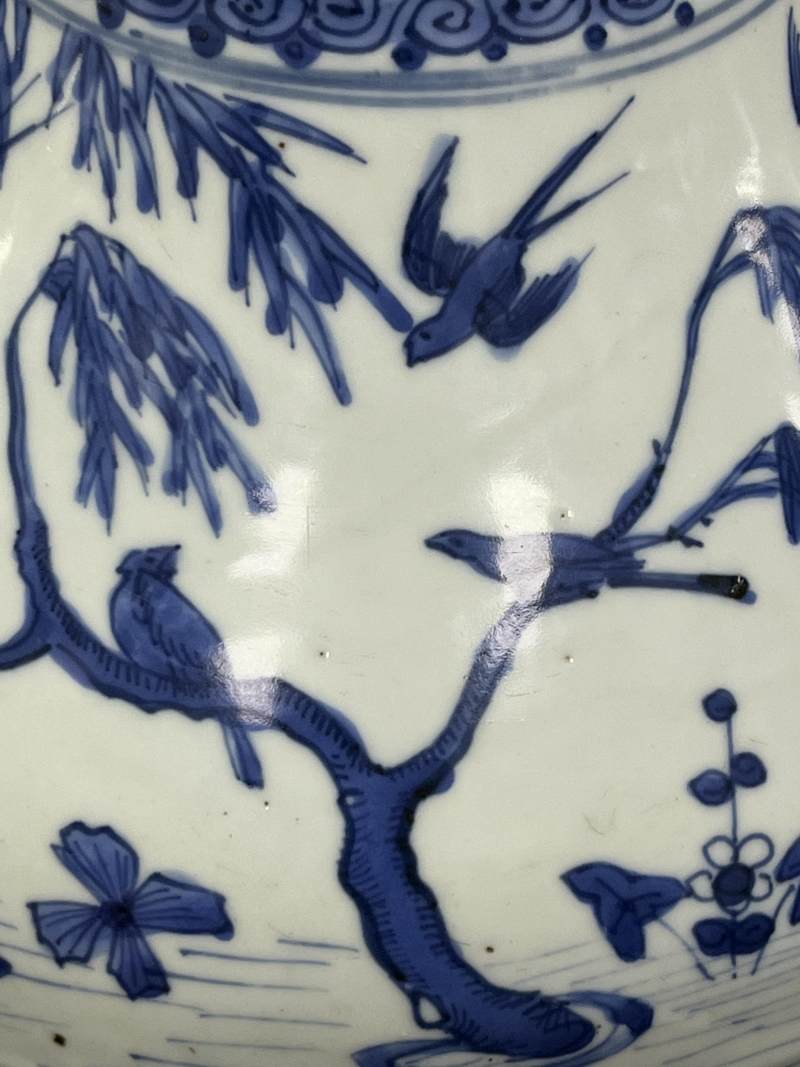 明万历 青花荷塘鸳鸯图蒜头瓶 - 图11