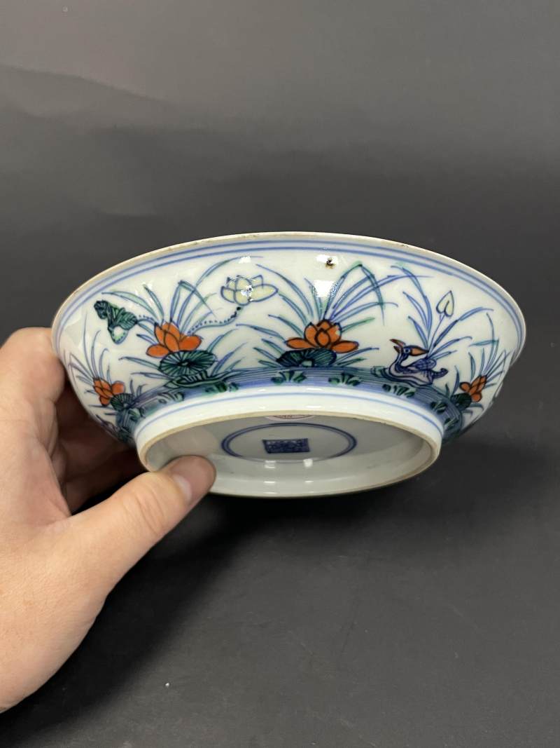 清雍正 斗彩荷塘鸳鸯纹盘 - 图7