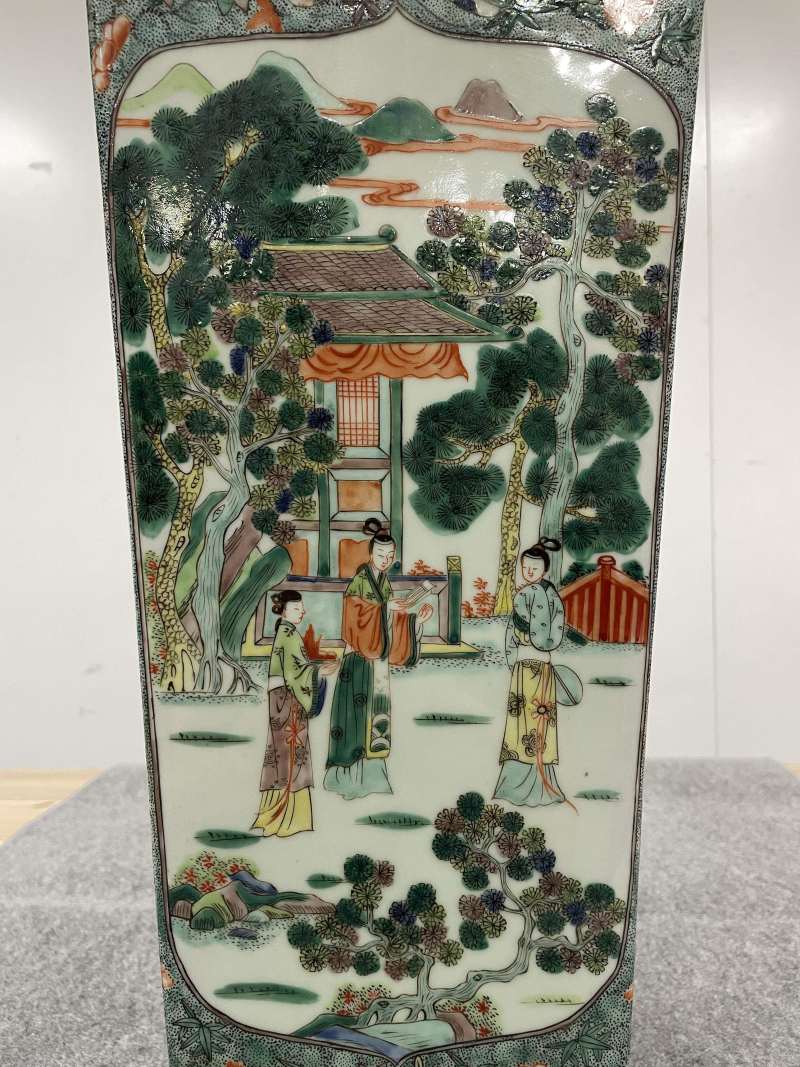 清晚期 五彩花蝶开光仕女图天圆地方大瓶一对 - 图21