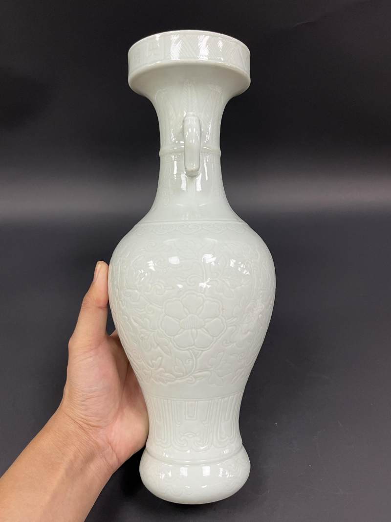 清晚期 青白釉暗刻缠枝花卉纹兽耳盘口瓶 - 图6