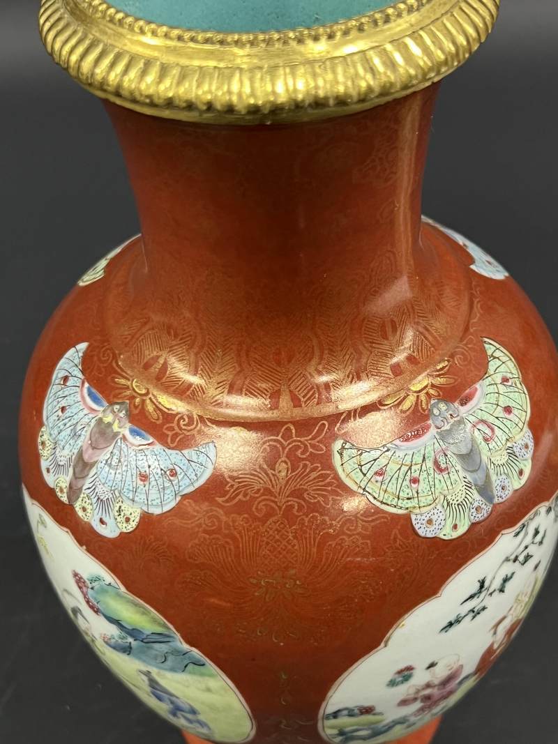 清乾隆 珊瑚红釉描金花卉开光粉彩婴戏图蝶耳尊一对 - 图10