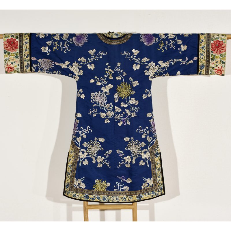 清 青石底菊花纹女服一件 - 图12