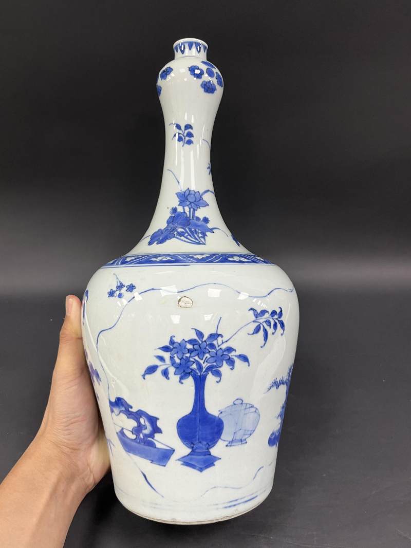 明崇祯 青花开光博古清供图蒜头瓶 - 图4
