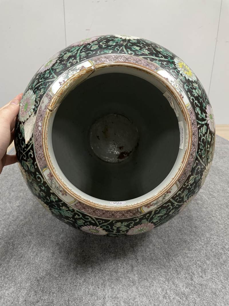 清雍正 墨地粉彩开光花鸟纹大将军罐 - 图7