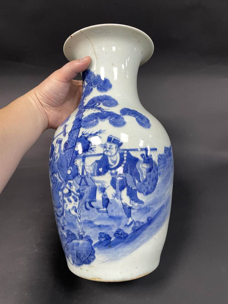 清乾隆 青花西游记人物故事图瓶 - 图3