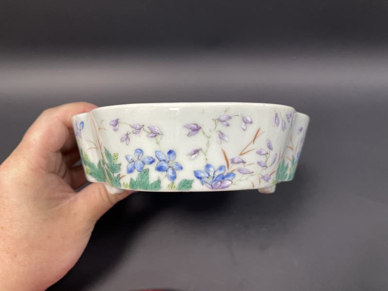 清光绪 粉彩紫藤花蝶图海棠形水仙盆一对 - 图6