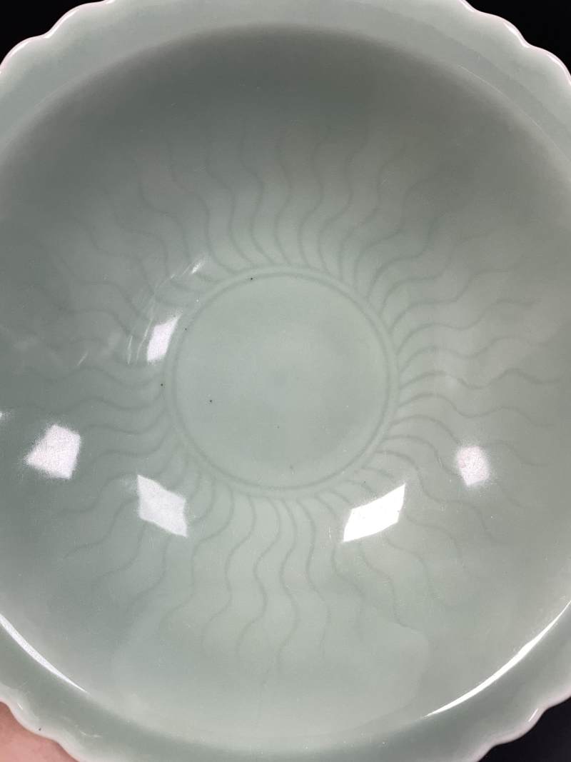 清乾隆 青釉暗刻水波纹花口斗笠大碗 - 图5