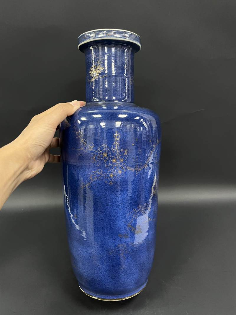 清康熙 洒蓝釉描金喜鹊登梅图棒槌瓶 - 图5