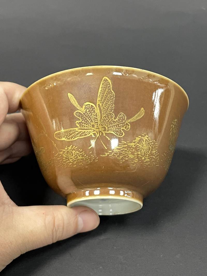 清同治 内青花粉彩暗八仙金玉满堂图外紫金釉描金花蝶纹茶碗 - 图3