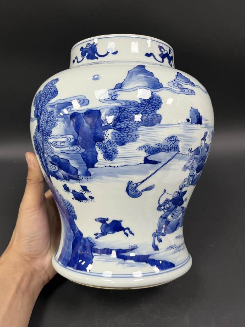 清康熙 青花木兰秋狝人物故事图将军罐 - 图7