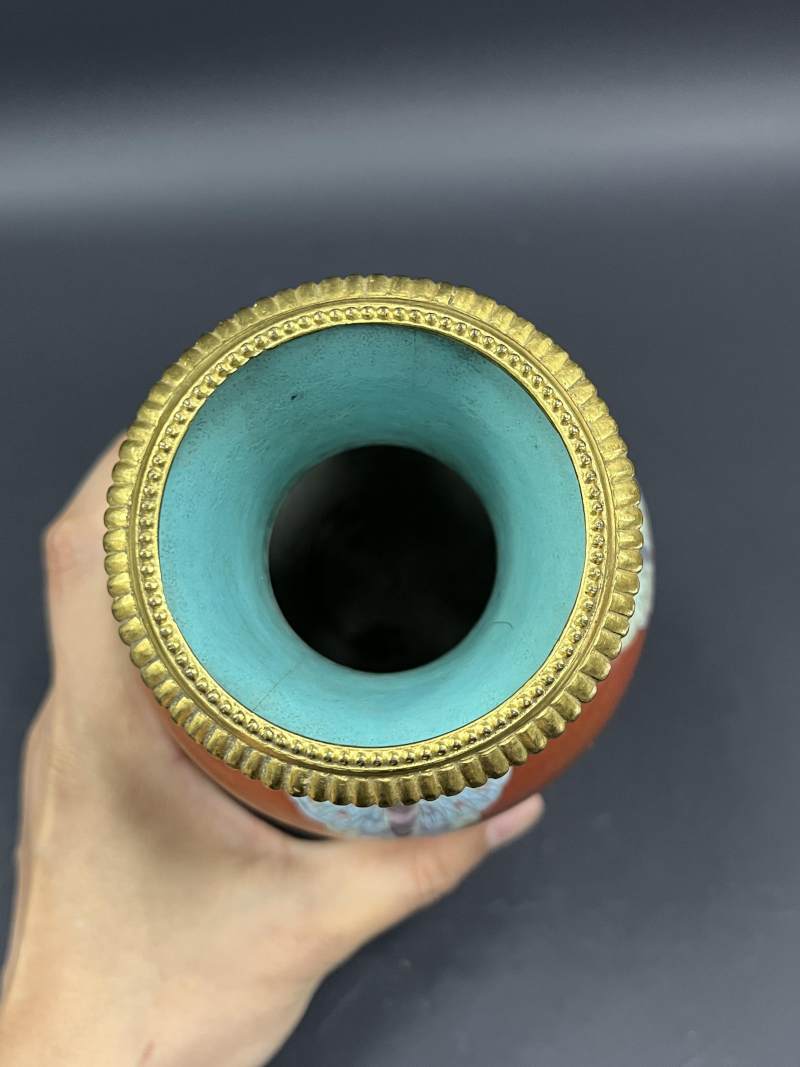 清乾隆 珊瑚红釉描金花卉开光粉彩婴戏图蝶耳尊一对 - 图24