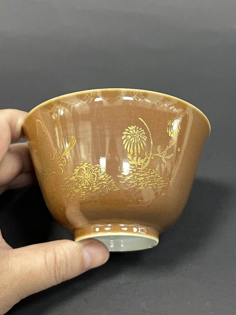 清同治 内青花粉彩暗八仙金玉满堂图外紫金釉描金花蝶纹茶碗 - 图4