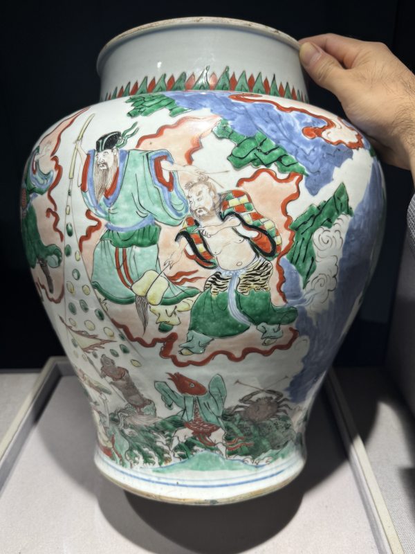 清康熙 青花五彩八仙闹海图大盖罐 - 图16