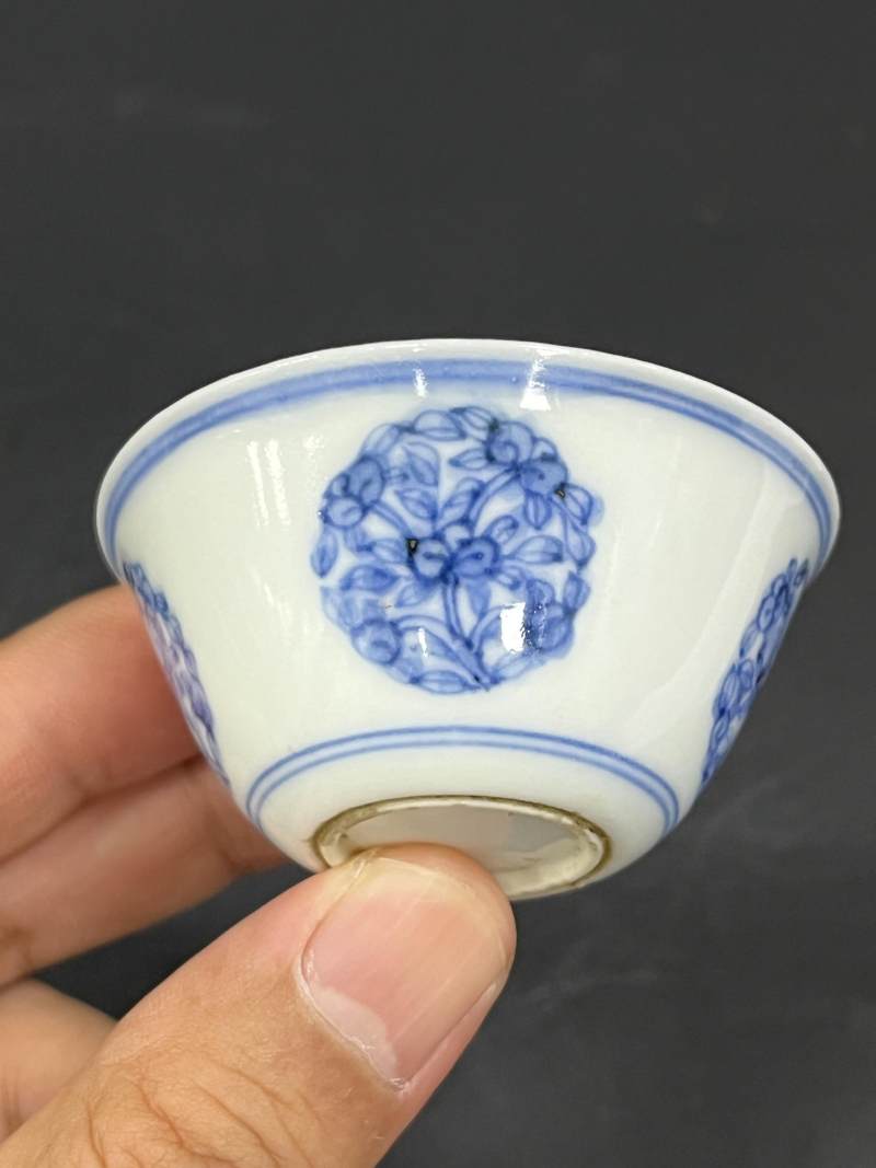 明末清初 青花团花纹杯三只 - 图3