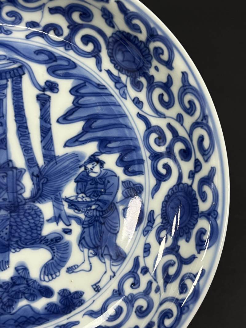 明万历 青花胡人献宝图盘 - 图8