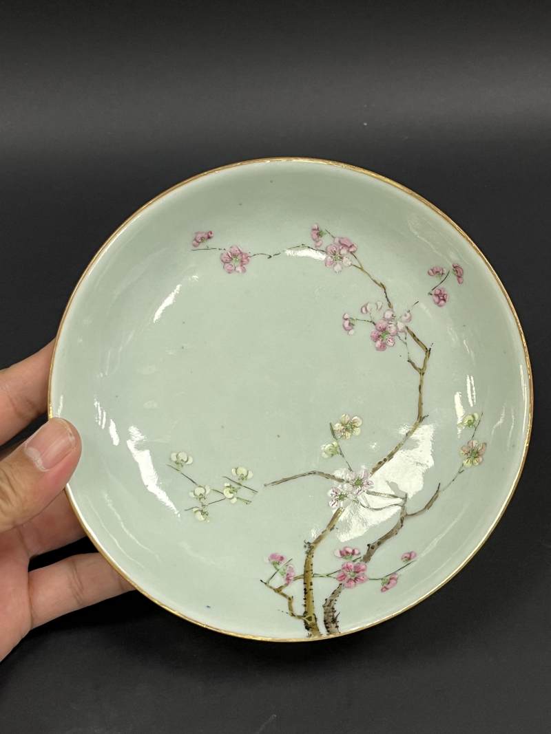 清乾隆 青釉粉彩过枝梅花纹盘 - 图3