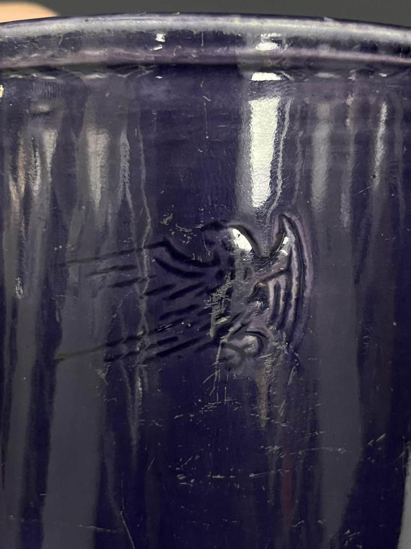 清康熙 茄皮紫釉暗刻杏林春燕图笔筒 - 图10