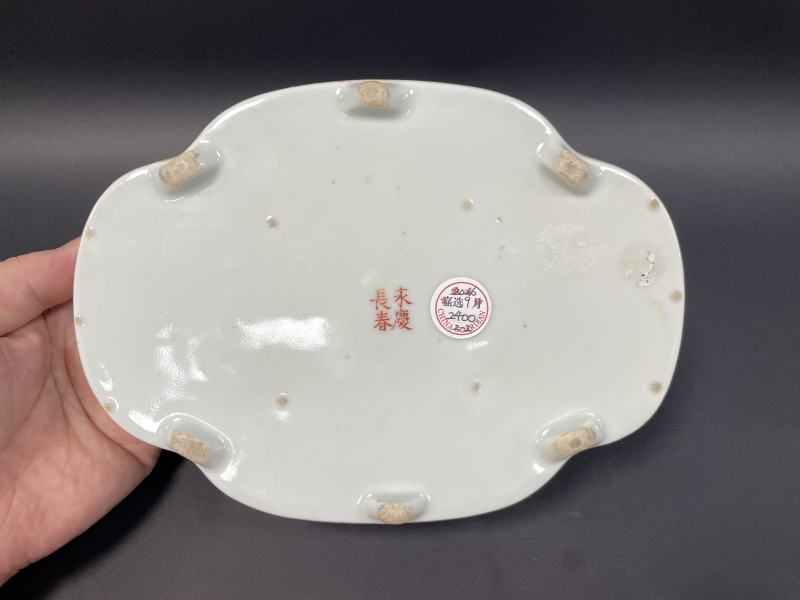 清光绪 粉彩紫藤花蝶图海棠形水仙盆一对 - 图8