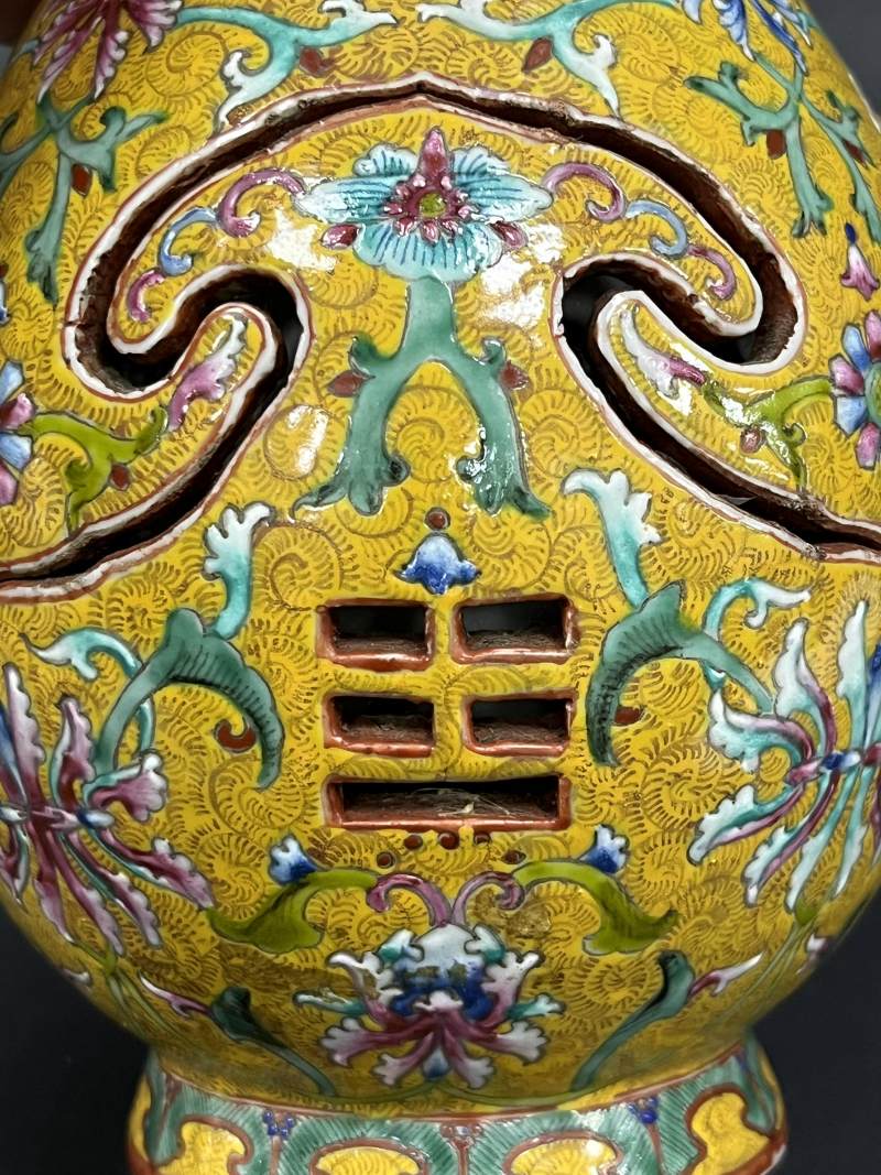 民国 黄地轧道粉彩缠枝花卉纹镂空八卦交泰转心瓶 - 图12