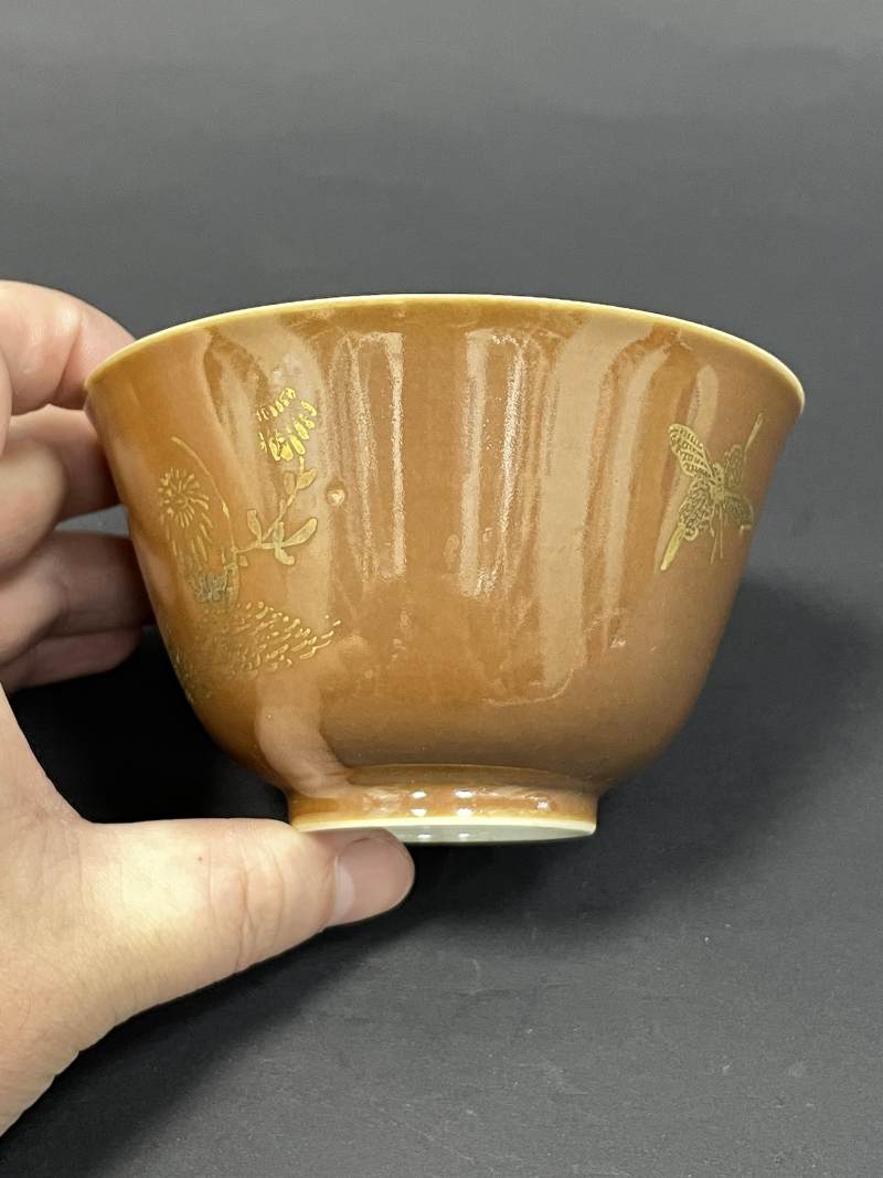 清同治 内青花粉彩暗八仙金玉满堂图外紫金釉描金花蝶纹茶碗 - 图5