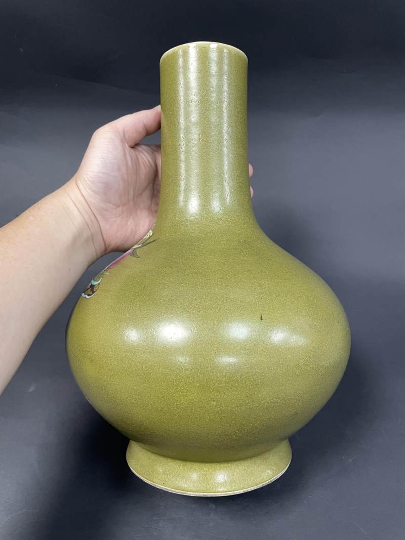 清晚期 茶叶末釉粉彩三多纹荸荠瓶 - 图6