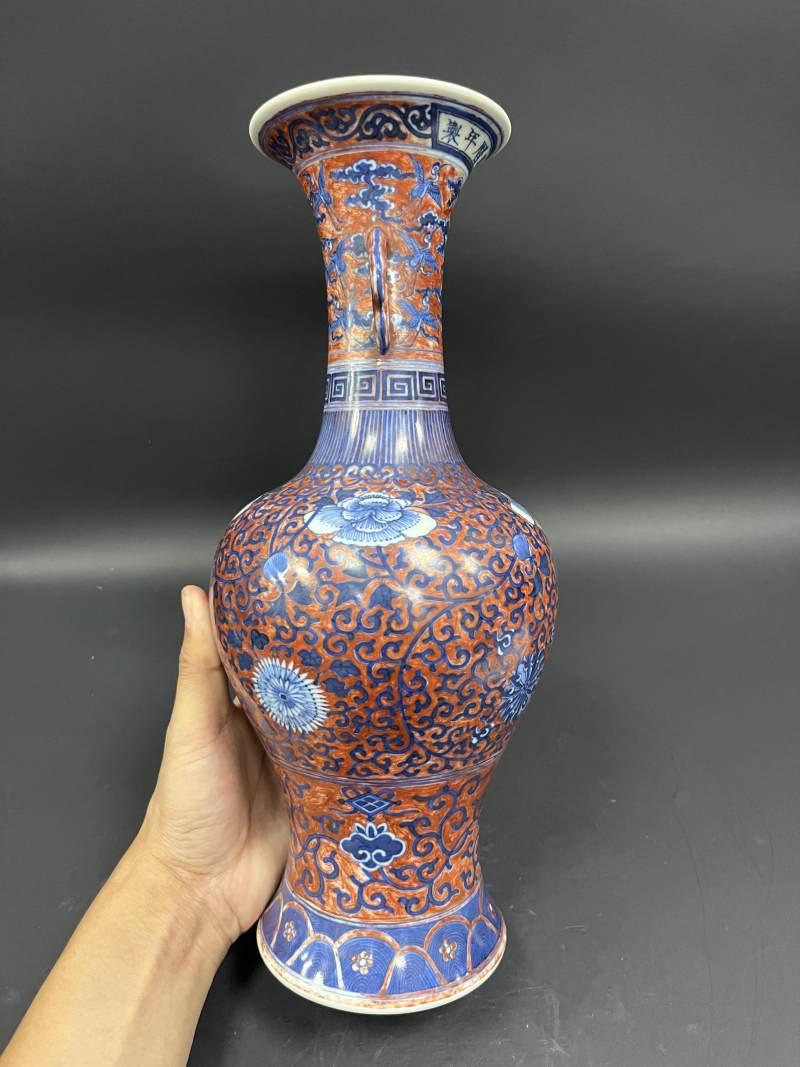 清晚期 珊瑚红地青花缠枝花卉纹云耳瓶 - 图5