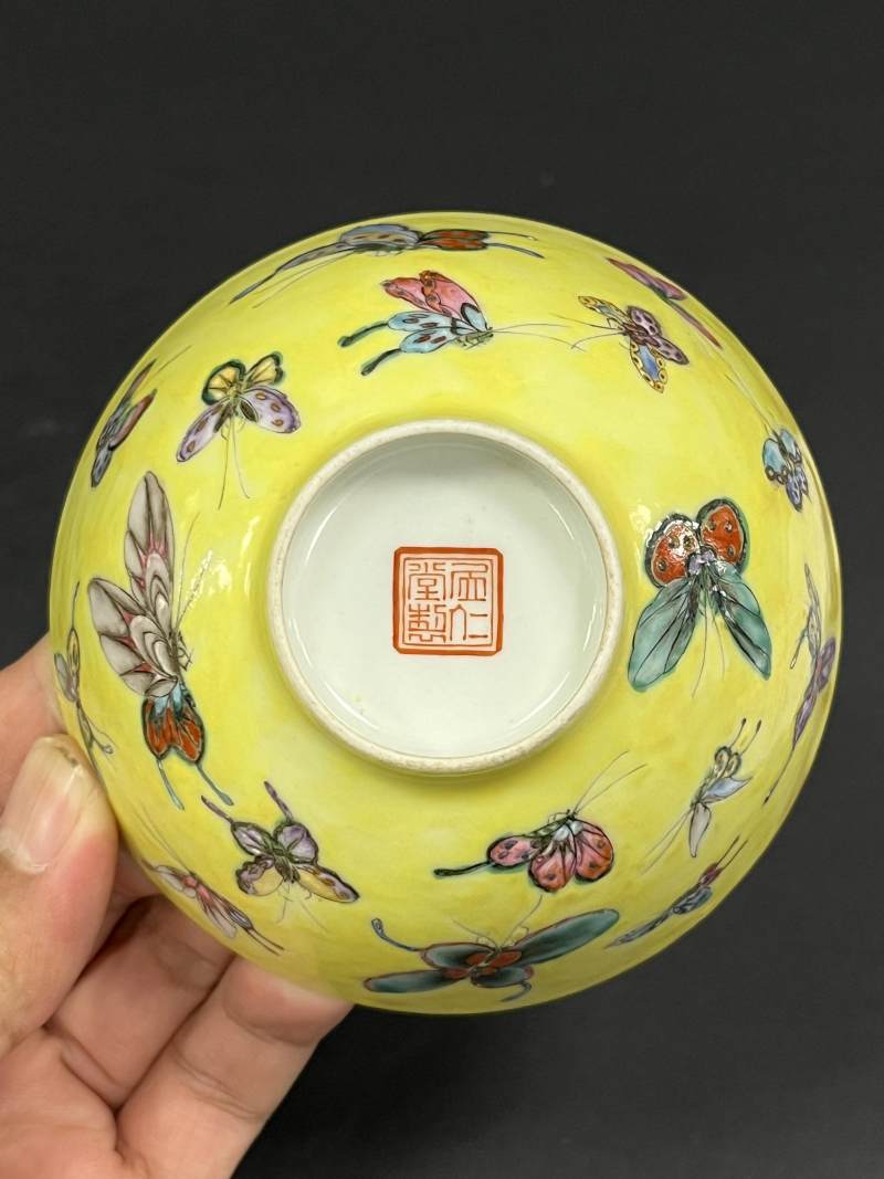 民国 黄地粉彩百蝶图茶圆 - 图7