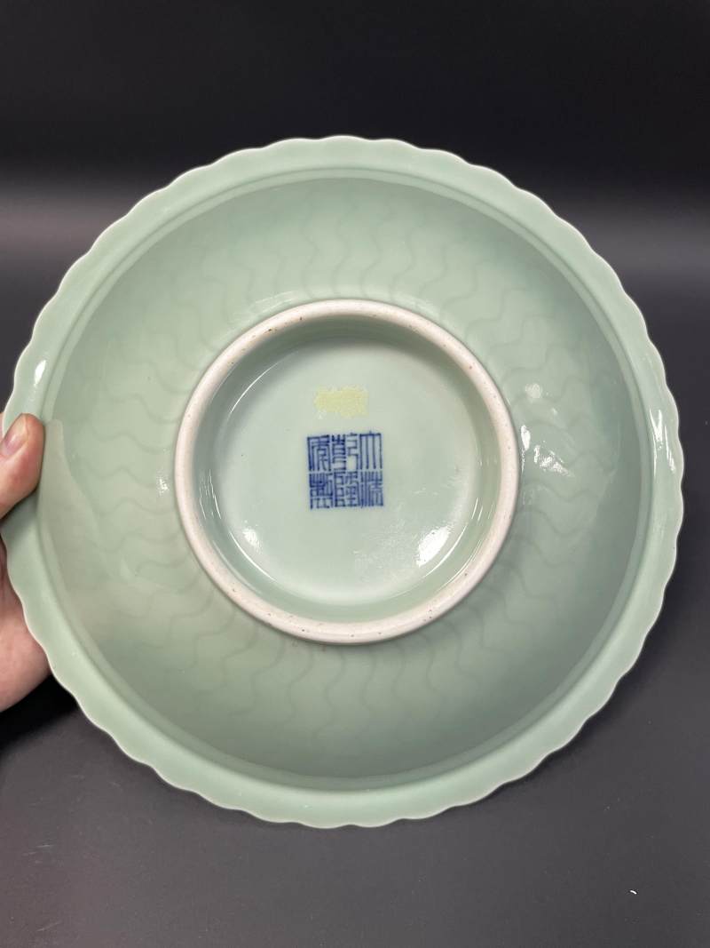 清乾隆 青釉暗刻水波纹花口斗笠大碗 - 图8