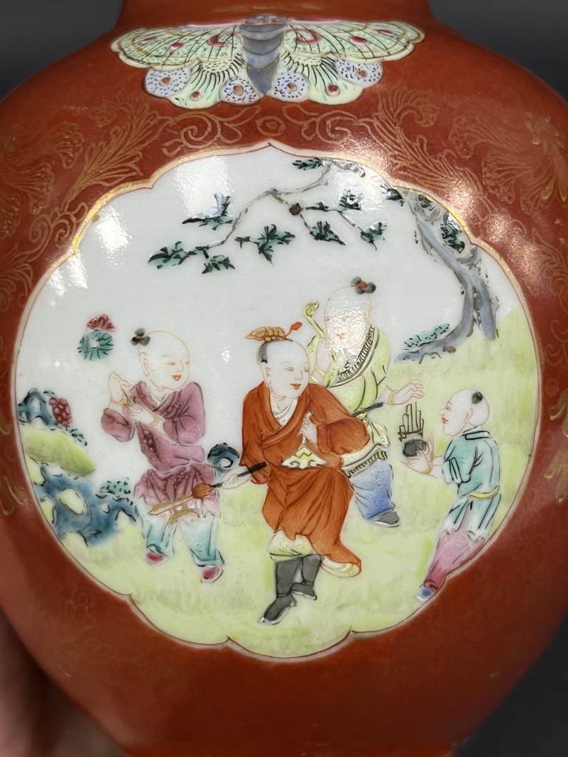 清乾隆 珊瑚红釉描金花卉开光粉彩婴戏图蝶耳尊一对 - 图11
