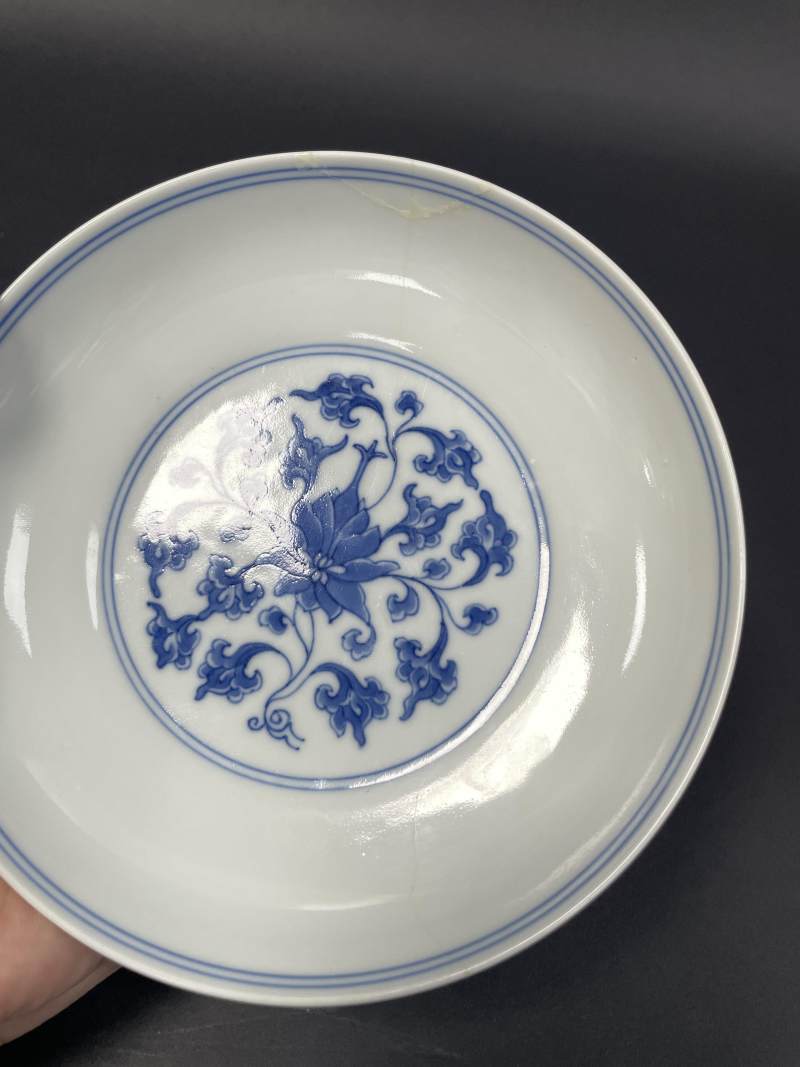 清康熙 仿成化青花缠枝莲纹盘 - 图10