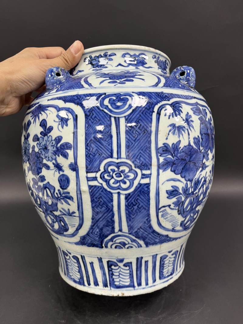 明晚期 青花锦地如意开光花卉纹四系盖罐 - 图7