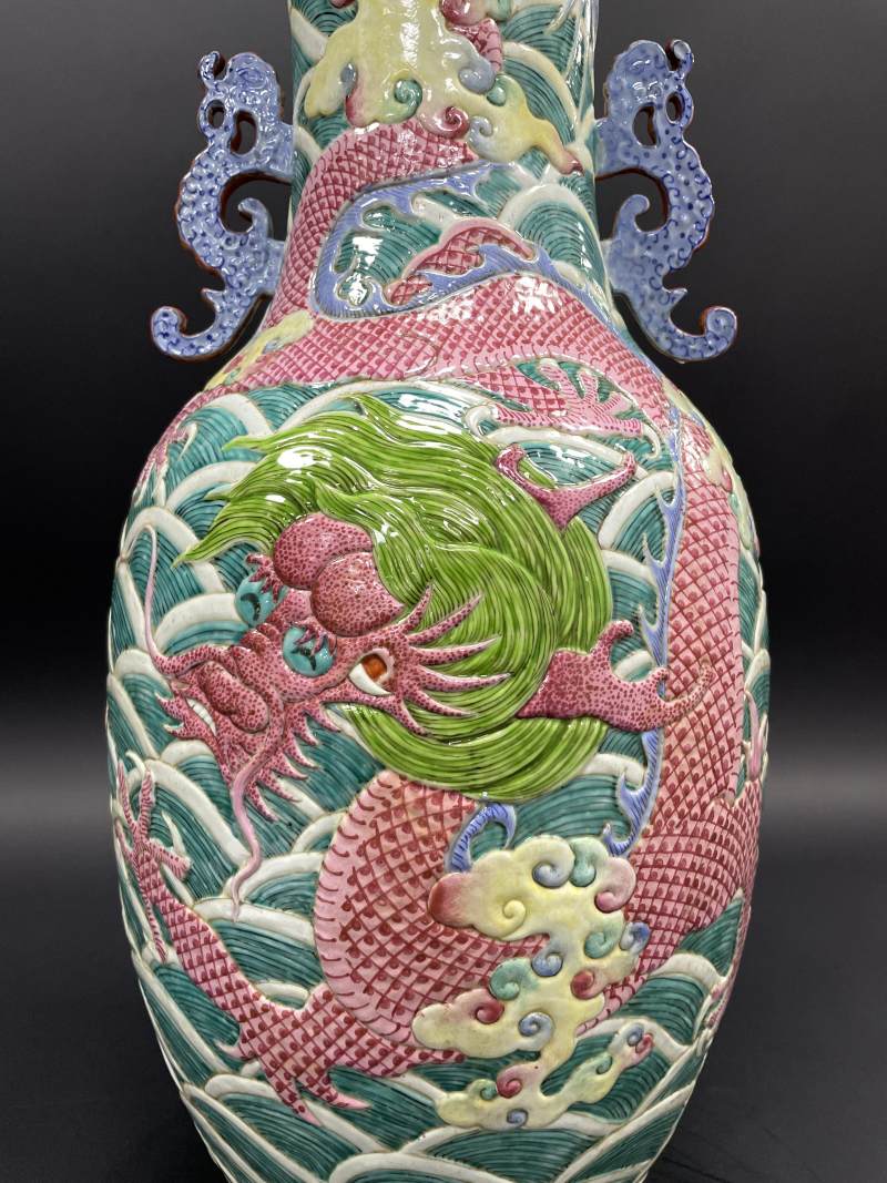 清中期 粉彩凸花海水龙纹螭耳大瓶 - 图10