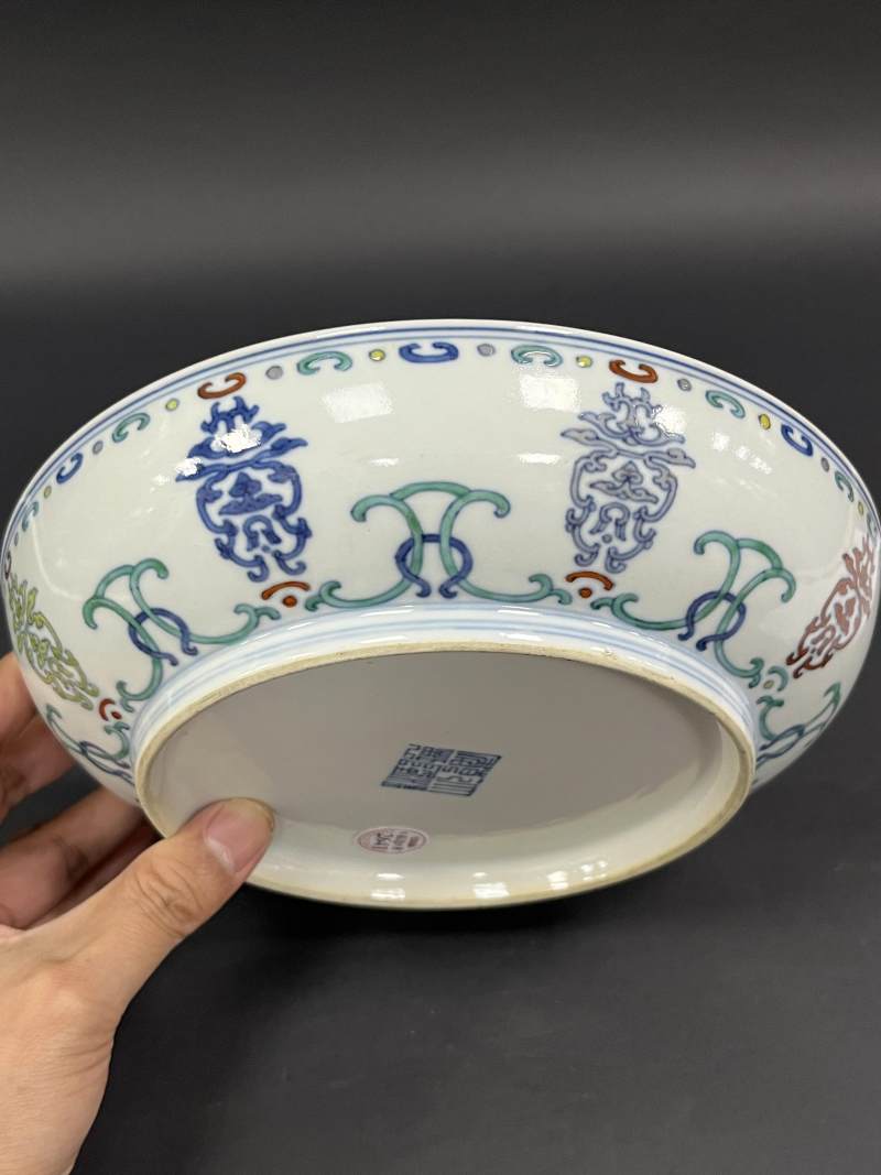 清乾隆 斗彩缠枝寿字大盘 - 图6