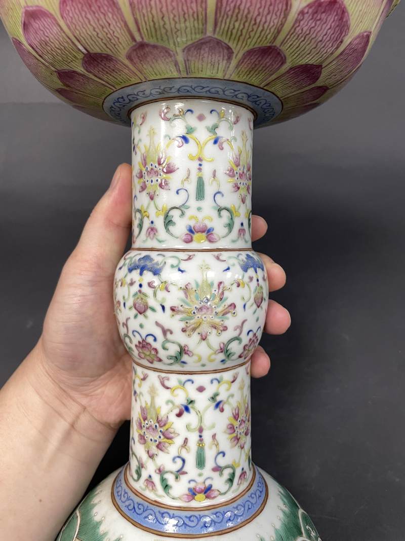 清中期 粉彩缠枝莲福寿莲瓣高足盘 - 图6