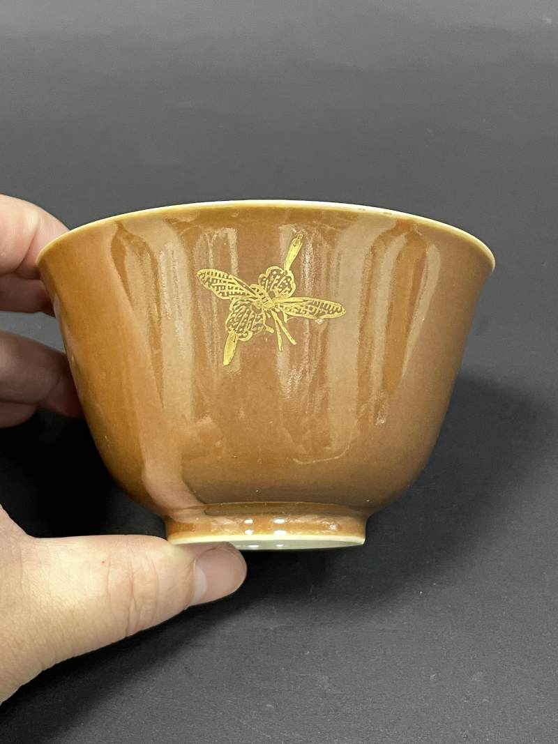清同治 内青花粉彩暗八仙金玉满堂图外紫金釉描金花蝶纹茶碗 - 图6