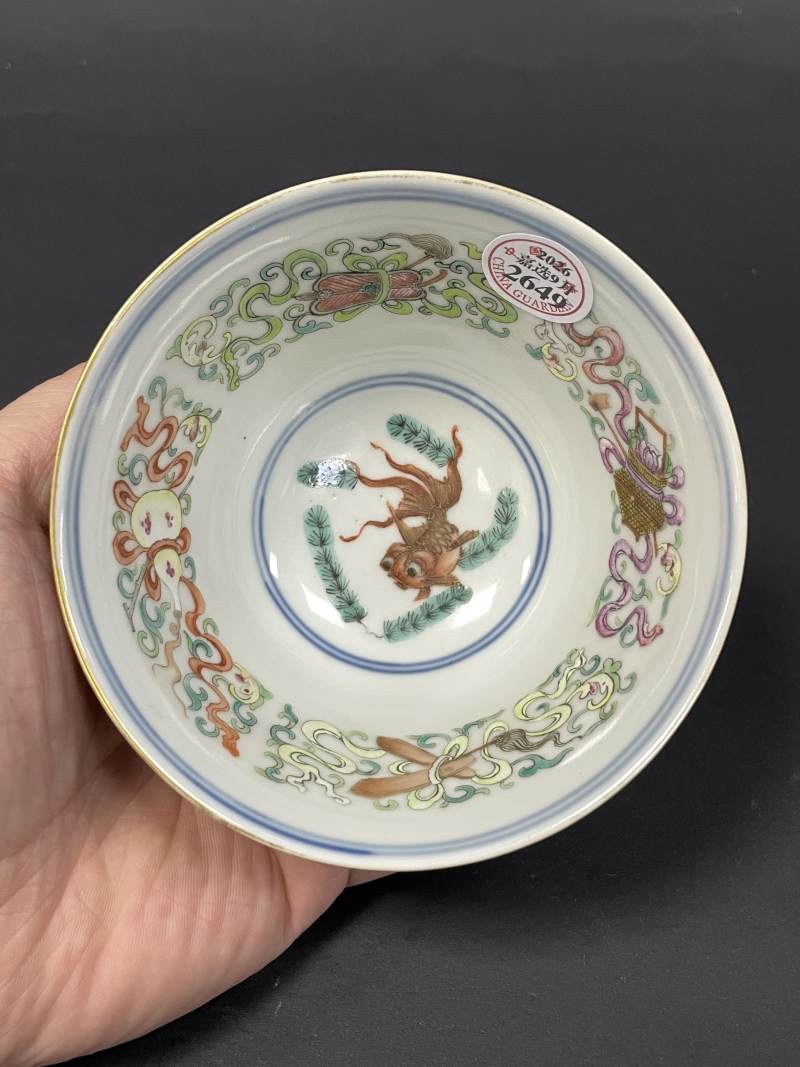 清同治 内青花粉彩暗八仙金玉满堂图外紫金釉描金花蝶纹茶碗 - 图7