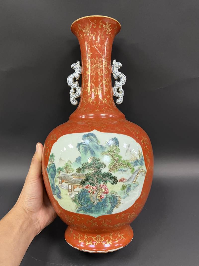 清乾隆 珊瑚红地描金花卉开光粉彩山水人物纹螭耳瓶 - 图2