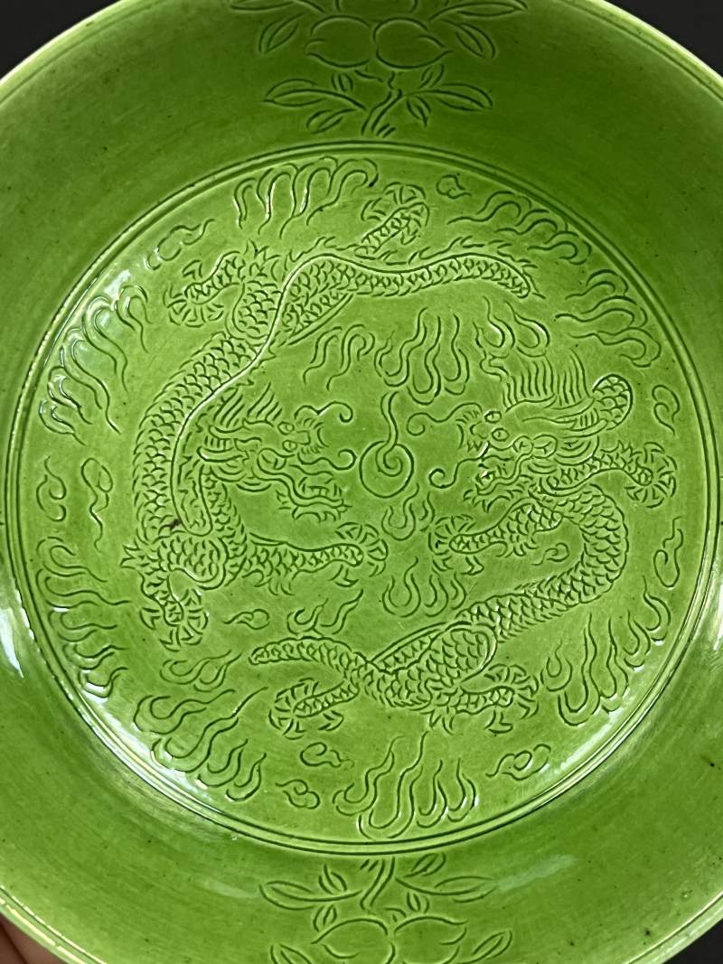 清光绪 瓜皮绿釉暗刻云龙纹盘一对 - 图3